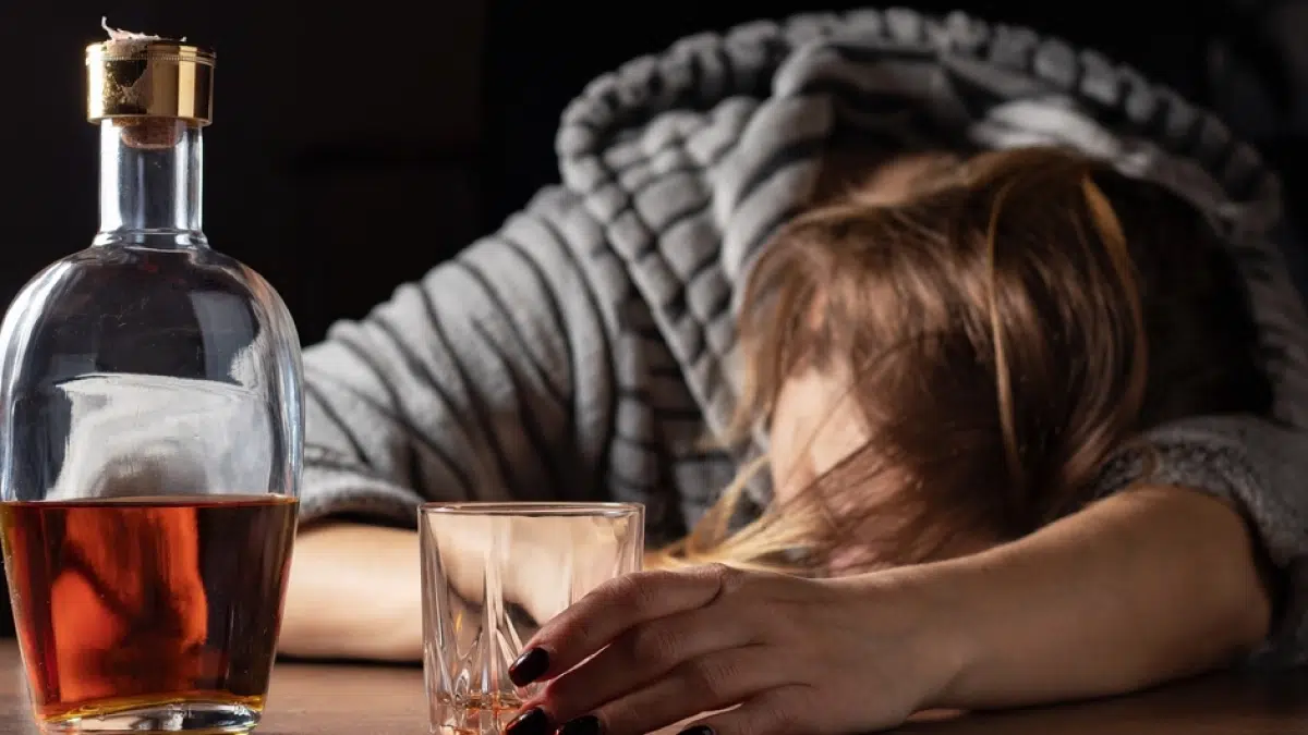 Hand rejecting a glass of wine. Text explains the dangers of alcohol withdrawal.